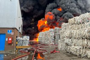 وضعیت فوق‌العاده در پی آتش‌سوزی انبار بازیافت در انگلیس اعلام شد