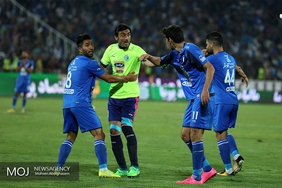 دیدار تیم های فوتبال استقلال تهران و تراکتورسازی تبریز