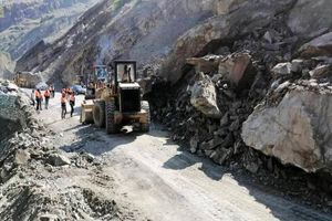20 نفر بر اثر ریزش سنگ در جاده چالوس مصدوم شدند