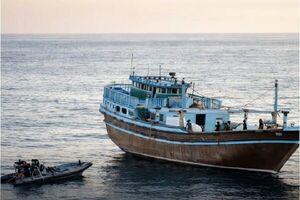 توقیف لنج حامل ۱۰۰ هزار لیتر سوخت قاچاق در آب‌های جاسک / ۴ نفر بازداشت شدند