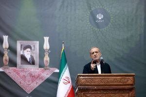 امام(ره) با رفتار و نوع زندگی خود و با گفتارشان، ما را به عزت و سربلندی هدایت کردند