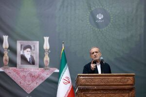 امام(ره) با رفتار و نوع زندگی خود و با گفتارشان، ما را به عزت و سربلندی هدایت کردند