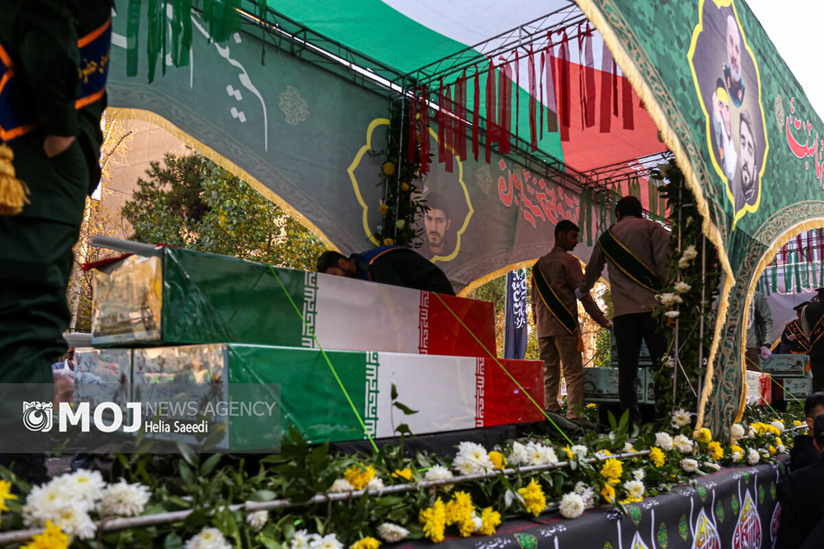 تشییع پیکرهای ۱۰۰ شهید گمنام از مقابل دانشگاه تهران