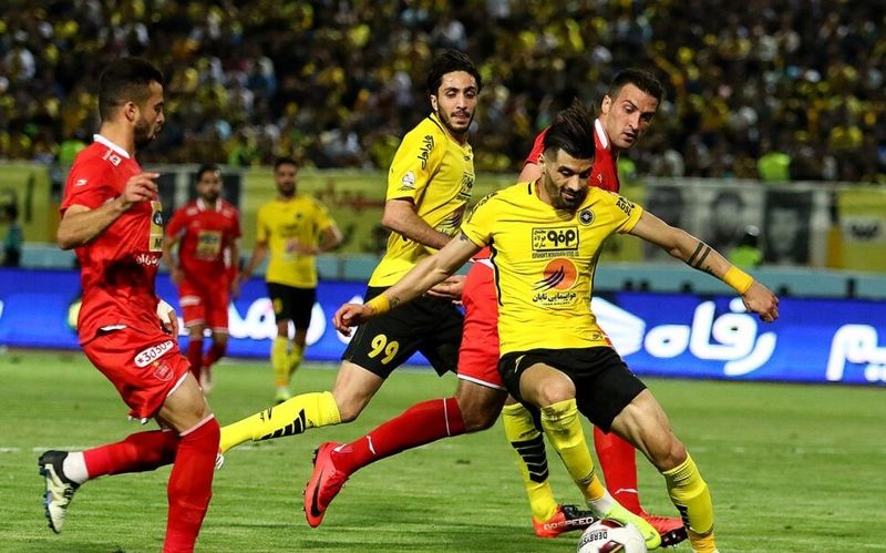 شیشههای اتوبوس تیم فوتبال پرسپولیس شکسته شد