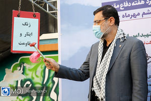 نواختن نمادین زنگ ایثار و مقاومت به مناسبت هفته دفاع مقدس