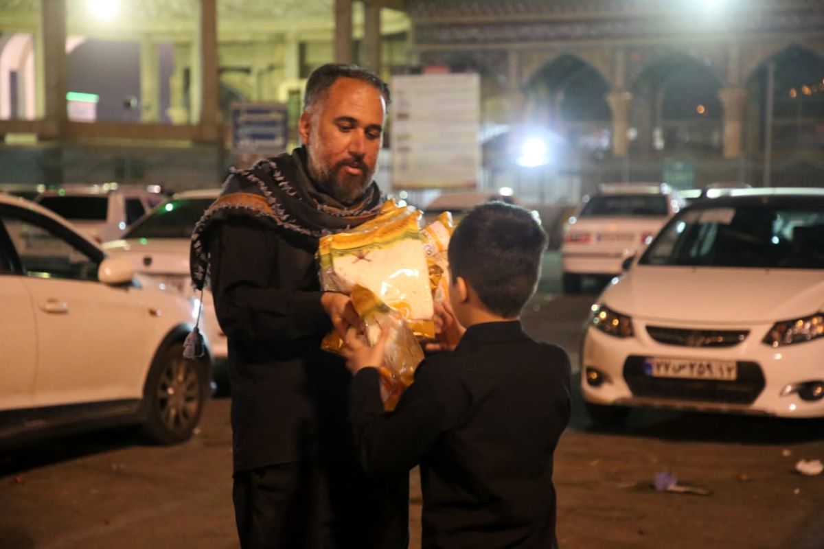  توزیع قرص نان بین زائران اربعین