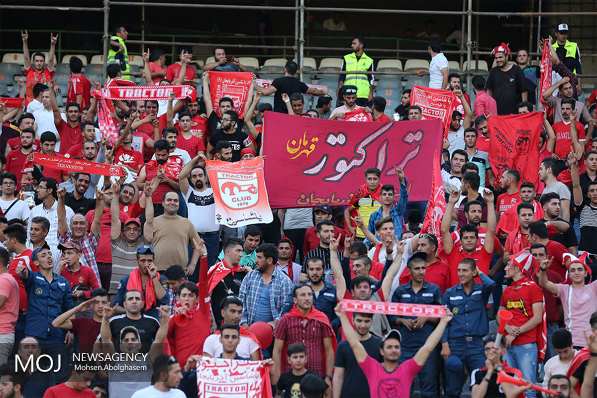 دیدار تیم های فوتبال استقلال تهران و تراکتورسازی تبریز