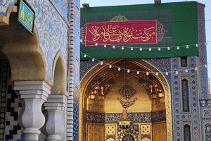 حرم امام‌ رضا (ع) مهیای میزبانی از زائران عید غدیر/ نصب ۴ کتیبه بزرگ در صحن‌های حرم امام رضا(ع)