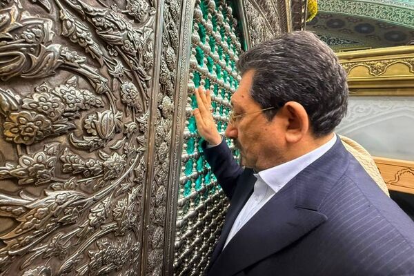 وزیر صمت به زیارت بارگاه رضوی و مرقد رهبر شهید رفت
