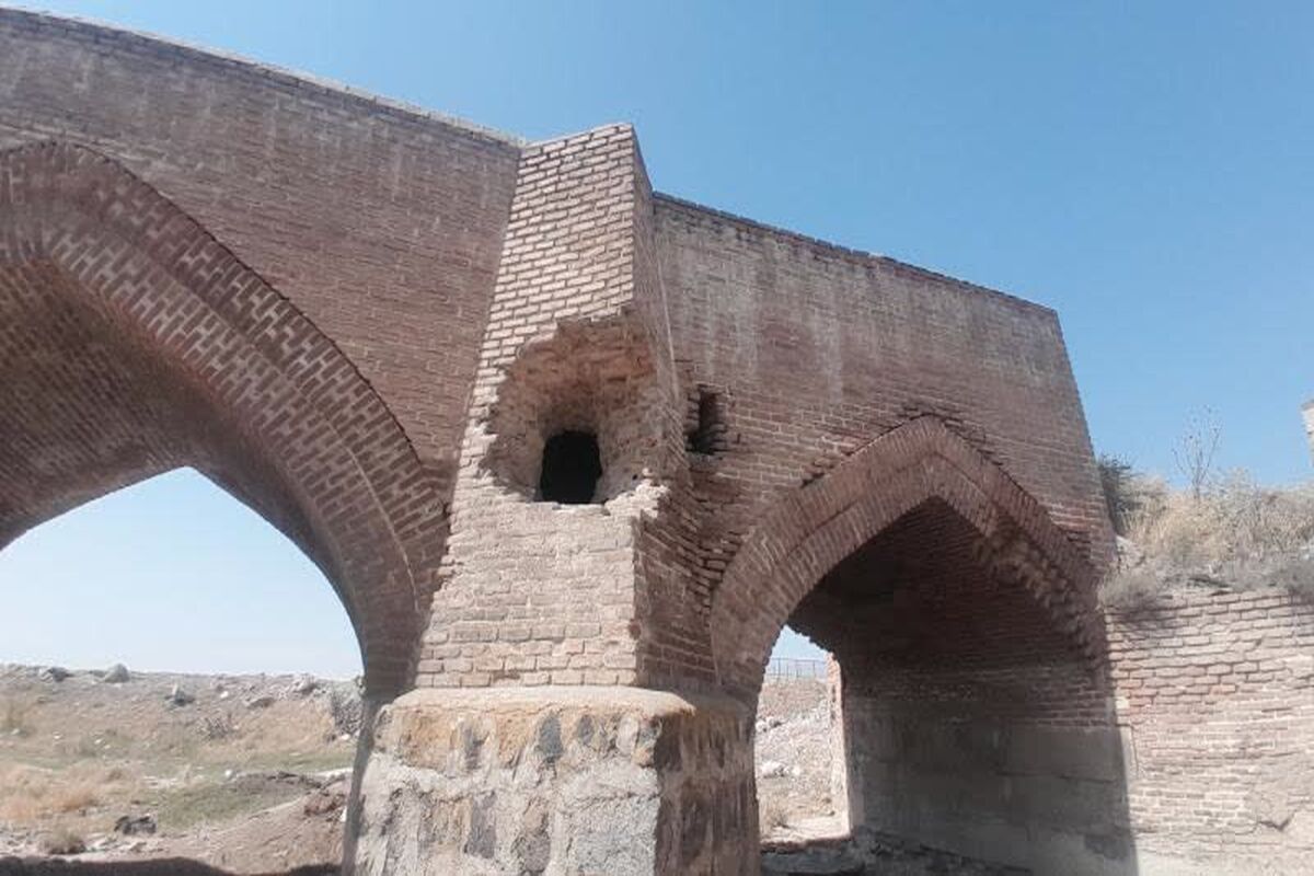 آسیب سودجویان به پل قیرمیزی کورپی نمین