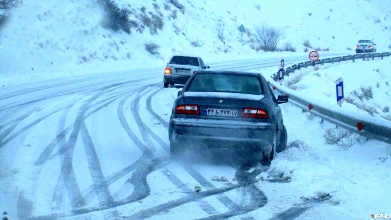 بارش برف در اکثر محورهای ارتباطی استان اصفهان / ممانعت پلیس از تردد خودروهای فاقد زنجیر چرخ