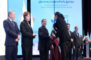 سرو سیمین و دو جایزه ویژه به هنرمندان فارس رسید 