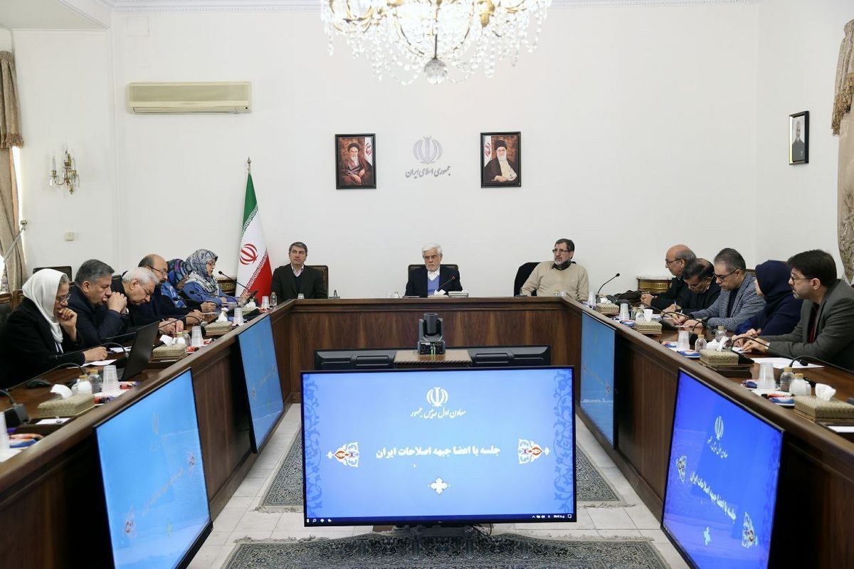 عارف،  معاون اول رئیس‌جمهور در دیدار با اعضای هیأت رئیسه جبهه اصلاحات ایران