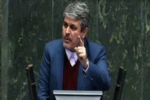 داعیه بر ماندن ندارم کیفم را برمی‌دارم و از مجلس می‌روم