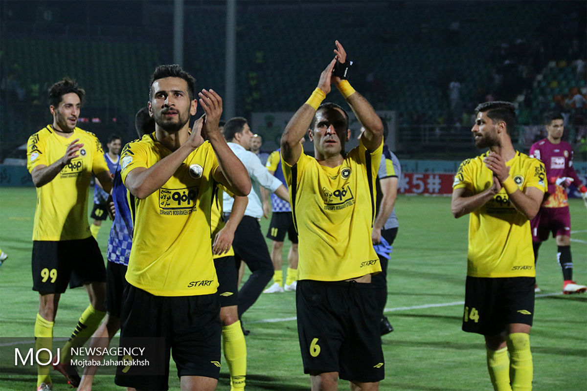 دیدار تیم های ذوب آهن اصفهان و سپاهان اصفهان 