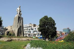 تندیس سراینده شاهنامه در قلب تهران/64 سالگی مجسمه میدان فردوسی