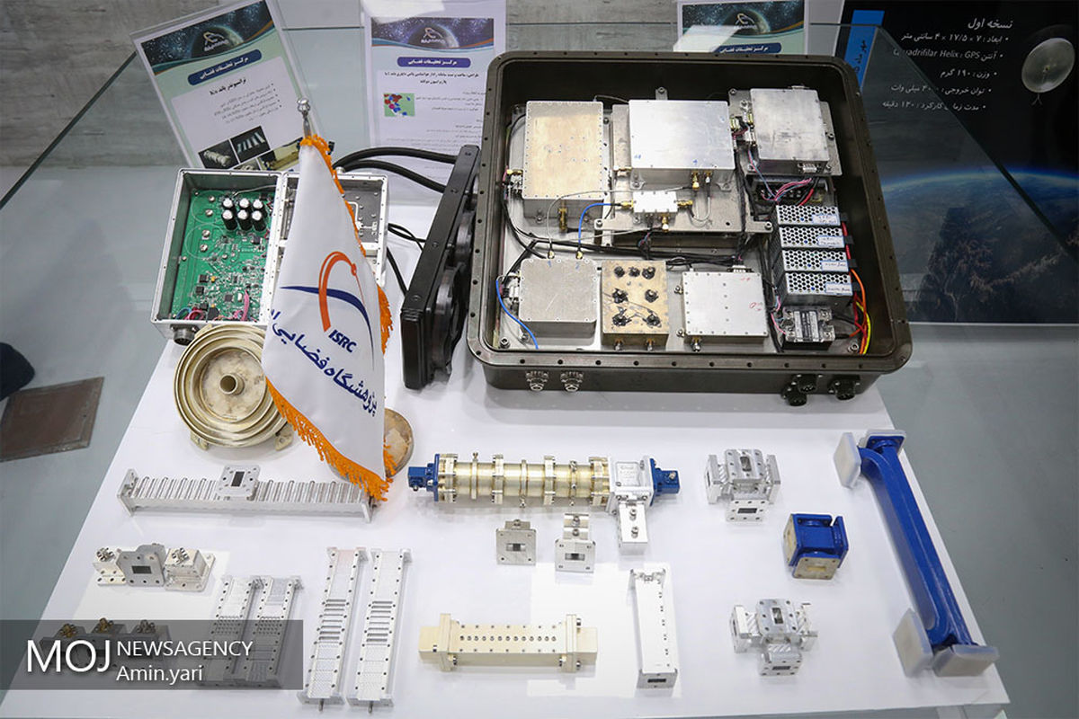 بازدید وزرای نیرو و ارتباطات از پژوهشگاه فضایی ایران