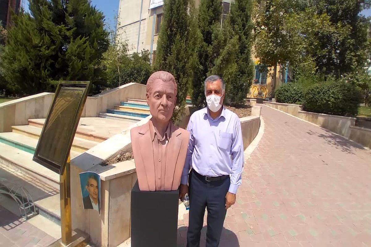 نیکنام حسینی پور در کنار سردیس استاد اراهیم قنبری مهر