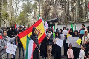 تجمع مردمی دانشجویی در راستای قدردانی از مواضع حق طلبانه اسپانیا