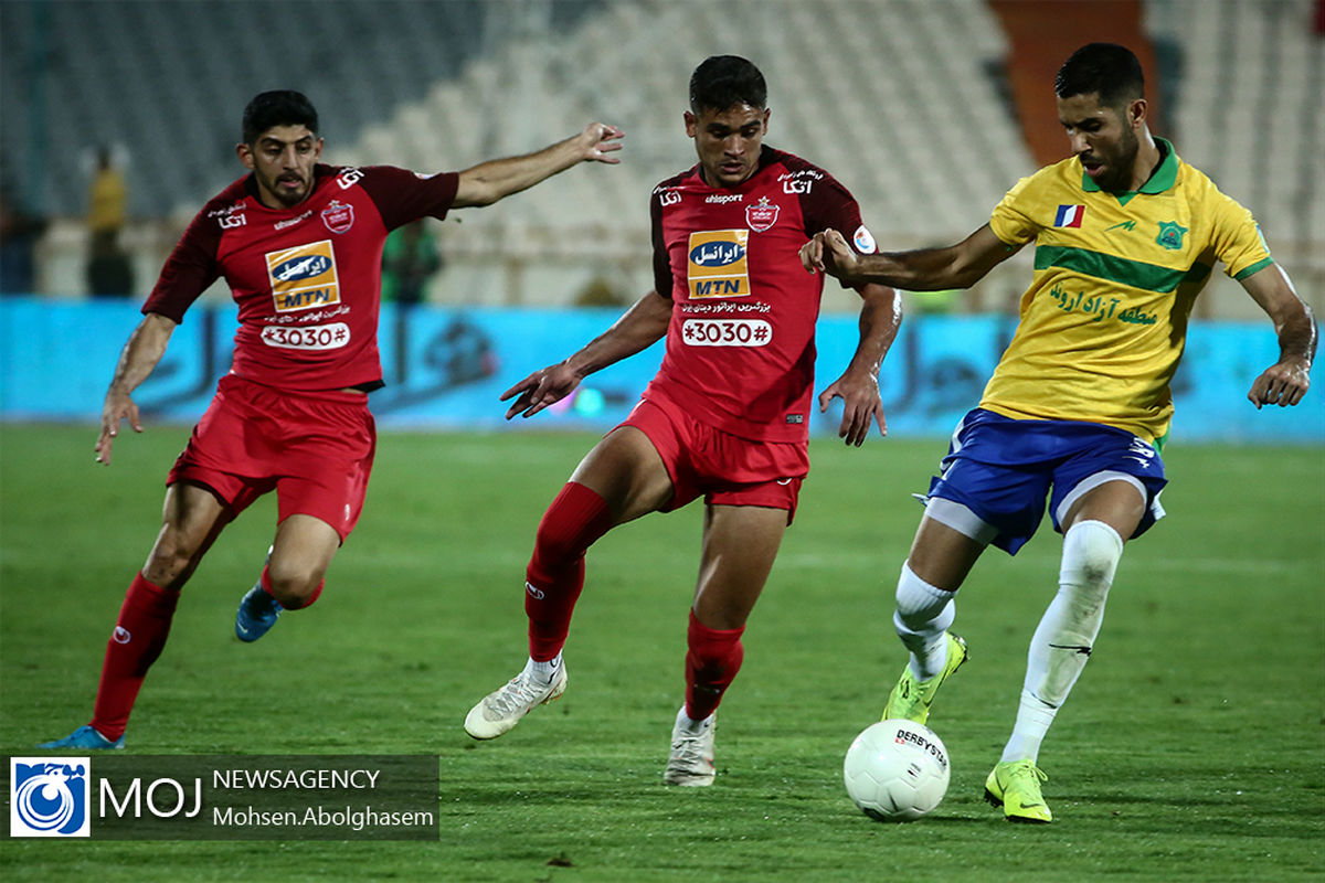 دیدار تیم های فوتبال پرسپولیس و صنعت نفت آبادان