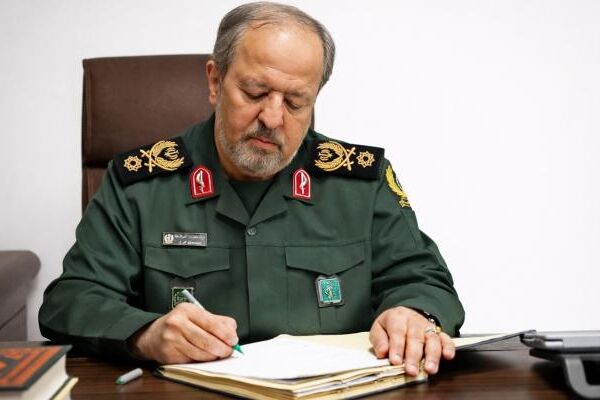 پیام های تبریک سرپرست وزارت دفاع در پی انتصاب فرماندهان جدید نیروهای مسلح