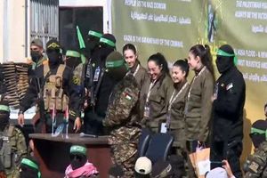 عملیات تحویل اسرای صهیونیست در برابر منزل شهید السنوار + فیلم