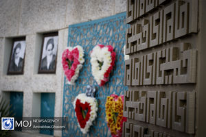 گلباران محل جلوس امام خمینی (ره) در یوم الله ۱۲ بهمن