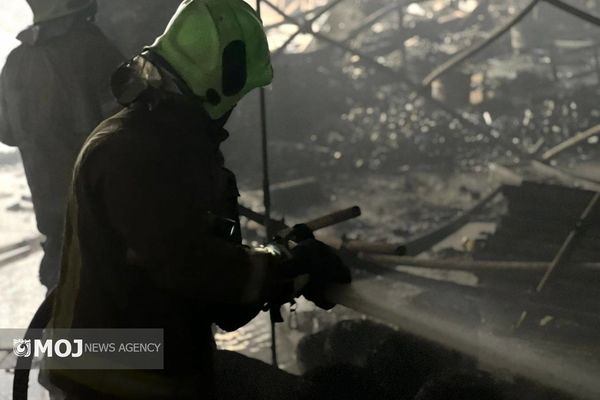 نجات بیش از ۳۰ نفر در آتش‌سوزی برج در حال ساخت/ از سرایت آتش به برج مسکونی مجاور جلوگیری شد
