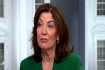 تردید رئیس جمهور آمریکا در پایبندی به قانون اساسی عجیب است