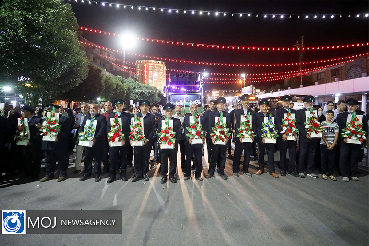 گلباران حرم مطهر رضوی همزمان با میلاد امام رضا (ع)