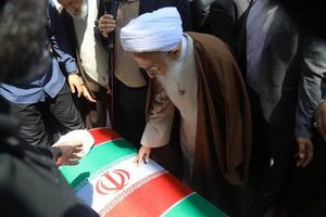 اشک‌های آیت‌الله جوادی آملی هنگام اقامه نماز بر پیکر رهبر شهید انقلاب + فیلم