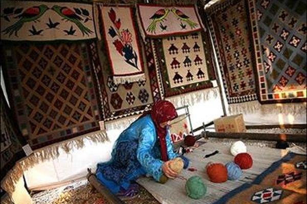 ثبت و حفظ آثار زنان عشایری برای آینده صنایع دستی کشور ضروری است/افتتاح اولین گالری صنایع دستی زنان عشایری در تهران