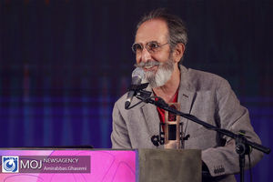 فرهاد آییش از ۲۵ تیر ماه با تئاتر «گزارشی به آکادمی»  روی صحنه است