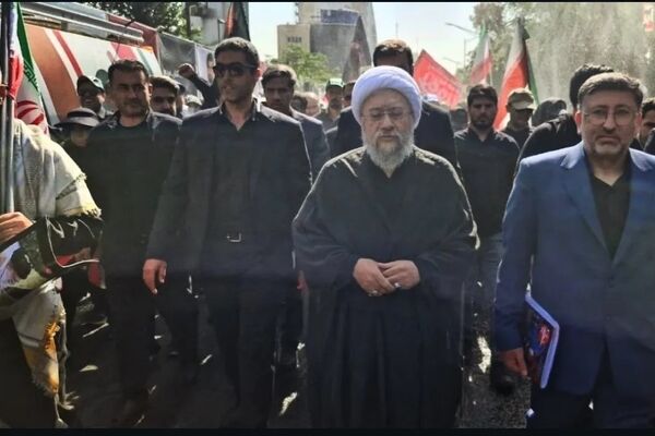 آیت الله آملی لاریجانی در مراسم تشییع پیکر مطهر رهبر شهید انقلاب حضور یافت
