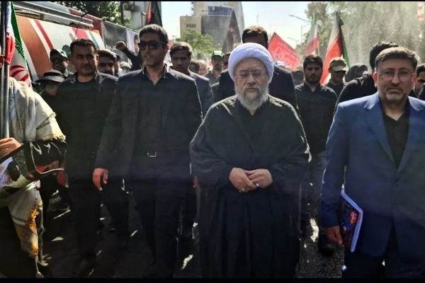 آیت الله آملی لاریجانی در مراسم تشییع پیکر مطهر رهبر شهید انقلاب حضور یافت