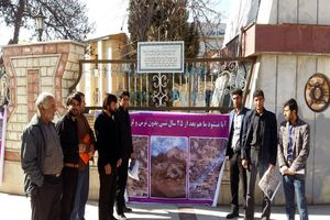 تجمع اهالی پی‌زرد بهرام بیگی در جلوی استانداری