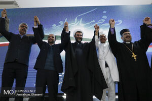 گلباران و عطرافشانی مزار شهدای ادیان الهی
