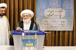  آیت‌الله حسین نوری همدانی رأی خود را در صندوق انداخت