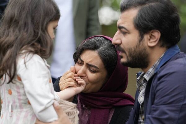 ثبت قرارداد اکران فیلم «ماه پنهان» با بازی لیندا کیانی و فرزاد حسنی