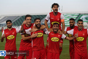 دیدار تیم‌های فوتبال آلومینیوم اراک و پرسپولیس تهران