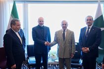 شهباز شریف و عاصم منیر با رئیس هیئت مذاکره‌کننده ایرانی دیدار و گفتگو کرد