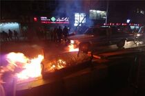 لحظه به آتش کشیده شدن یک بانک توسط اغتشاشگران + فیلم