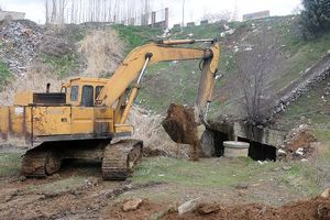 اجرای عملیات پاکسازی و لایه روبی دهانه پل های سطح شهر سنندج 