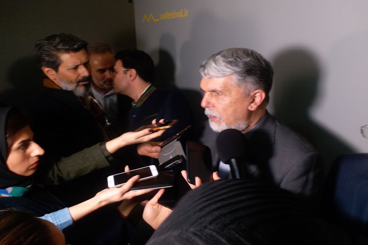 وزیر ارشاد در بازدید از نمایشگاه دوازدهمین جشنواره تجسمی فجر