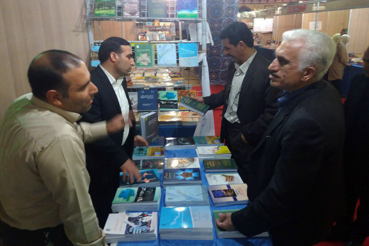 بازدید دکتر عزیزی از نمایشگاه کتاب