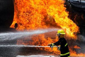 آتش سوزی یک انبار ابزار و یراق در خیابان هنگام