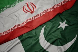 وزیر دفاع پاکستان در دیدار با سفیر ایران خواستار گسترش همکاری‌های دوجانبه شد