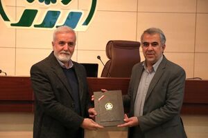 لوح تقدیر وزیر کشور به شهردار شیراز اعطا شد 