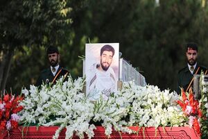  اقامه نماز بر پیکر شهید حججی 