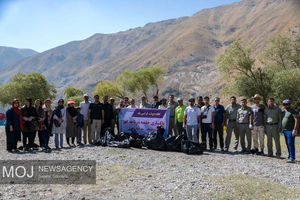 ساحل دریاچه گهر توسط خبرنگاران لرستان پاکسازی شد
